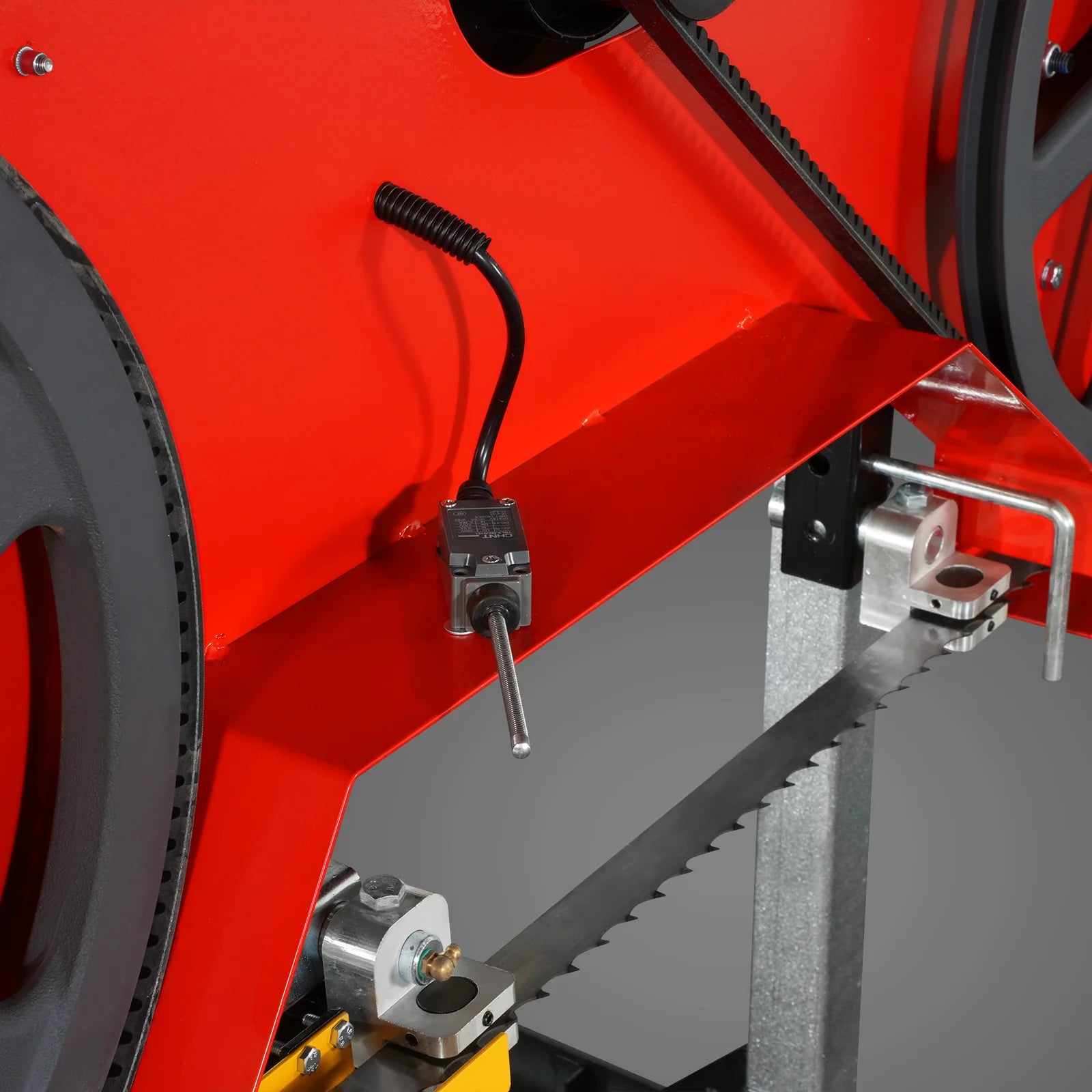 26" Portable Sawmill (5x Blades Included),  459cc 15HP E-Start Gasoline Engine,  20" Board Width,  20' Track Length (13' Track Length + 6.4' Track Extension Included) ,  SM-26