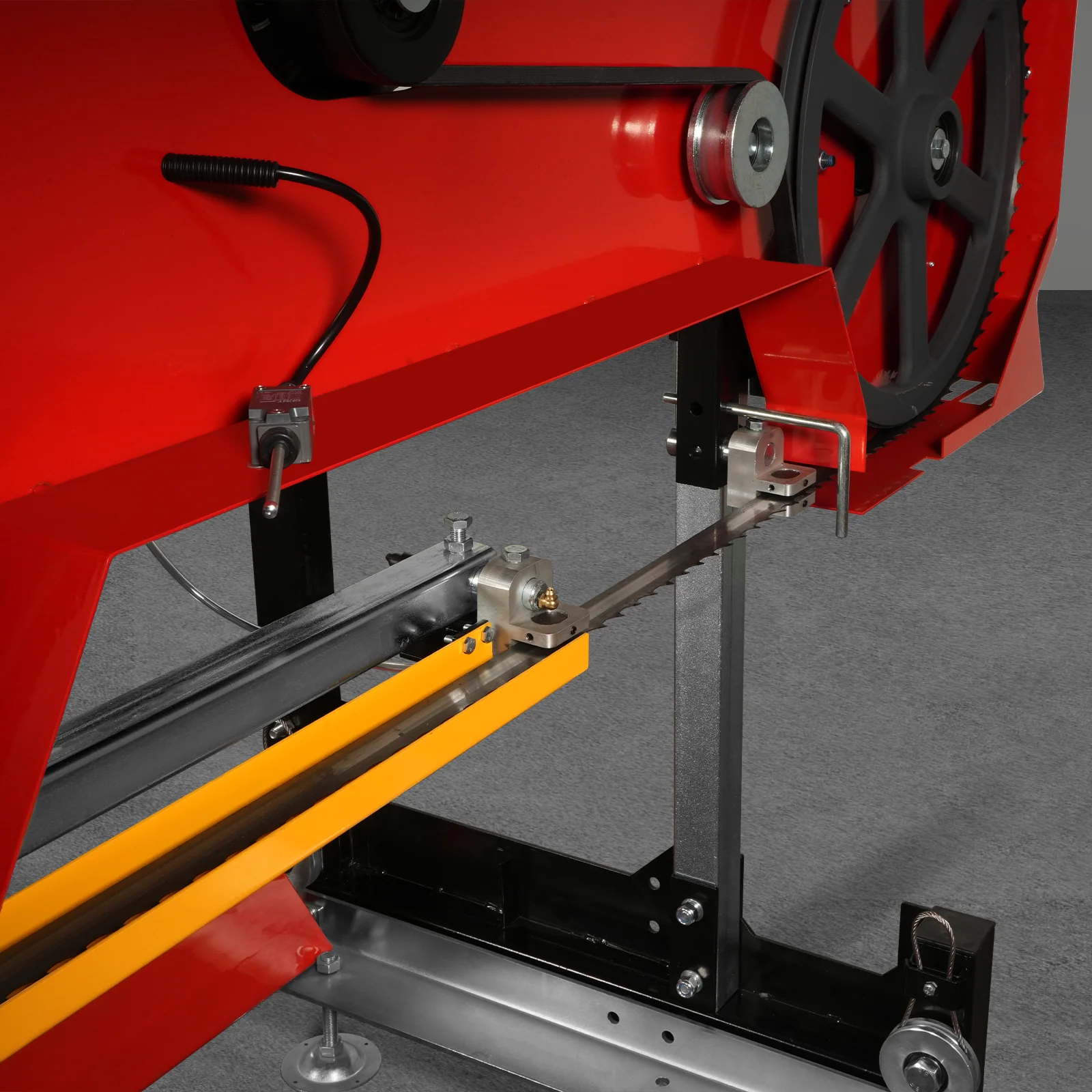 32" Portable Sawmill (5 x Blades Included),   KOHLER CH440 429cc E-Start Gasoline Engine,  26.5" Board Width,  20' Track Length (13' Track Length + 6.4' Track Extension Included) ,  SM-32