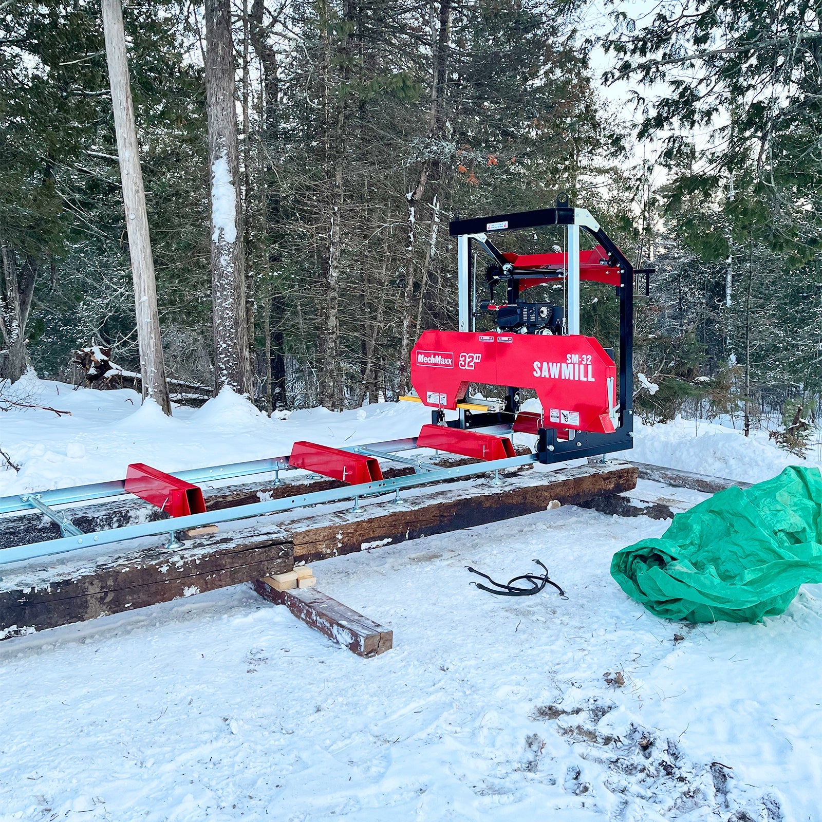32" Portable Sawmill (5 x Blades Included),  459cc 15HP E-Start Gasoline Engine,  26.5" Board Width,  20' Track Length (13' Track Length + 6.4' Track Extension Included) ,  SM-32
